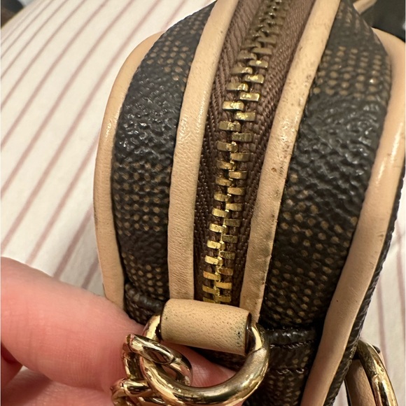 Authentic Micheal kors crossbody signature bag - Picture 6 of 7